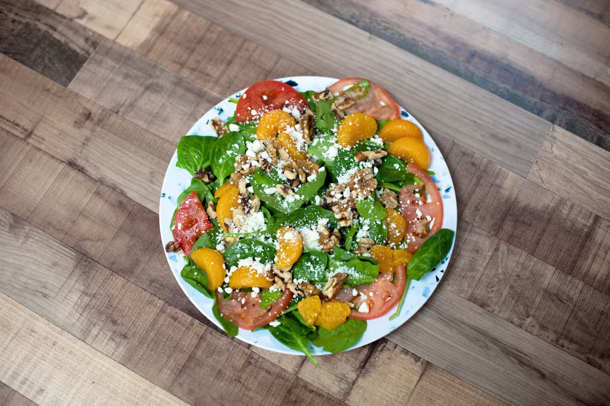 Fresh spinach salad with oranges